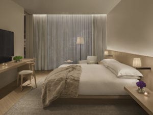 Dormitorio del penthouse con cama tamaño King