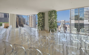 Ceremonia de boda con sillas de leucita y vista a la ciudad