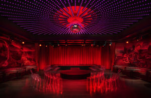 Espacio para eventos dispuesto para un espectáculo de moda