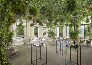 Espacio de recepción con jardín en el techo