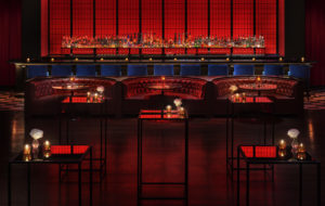 Bar y lounge sofisticado con cabinas redondeadas y velas